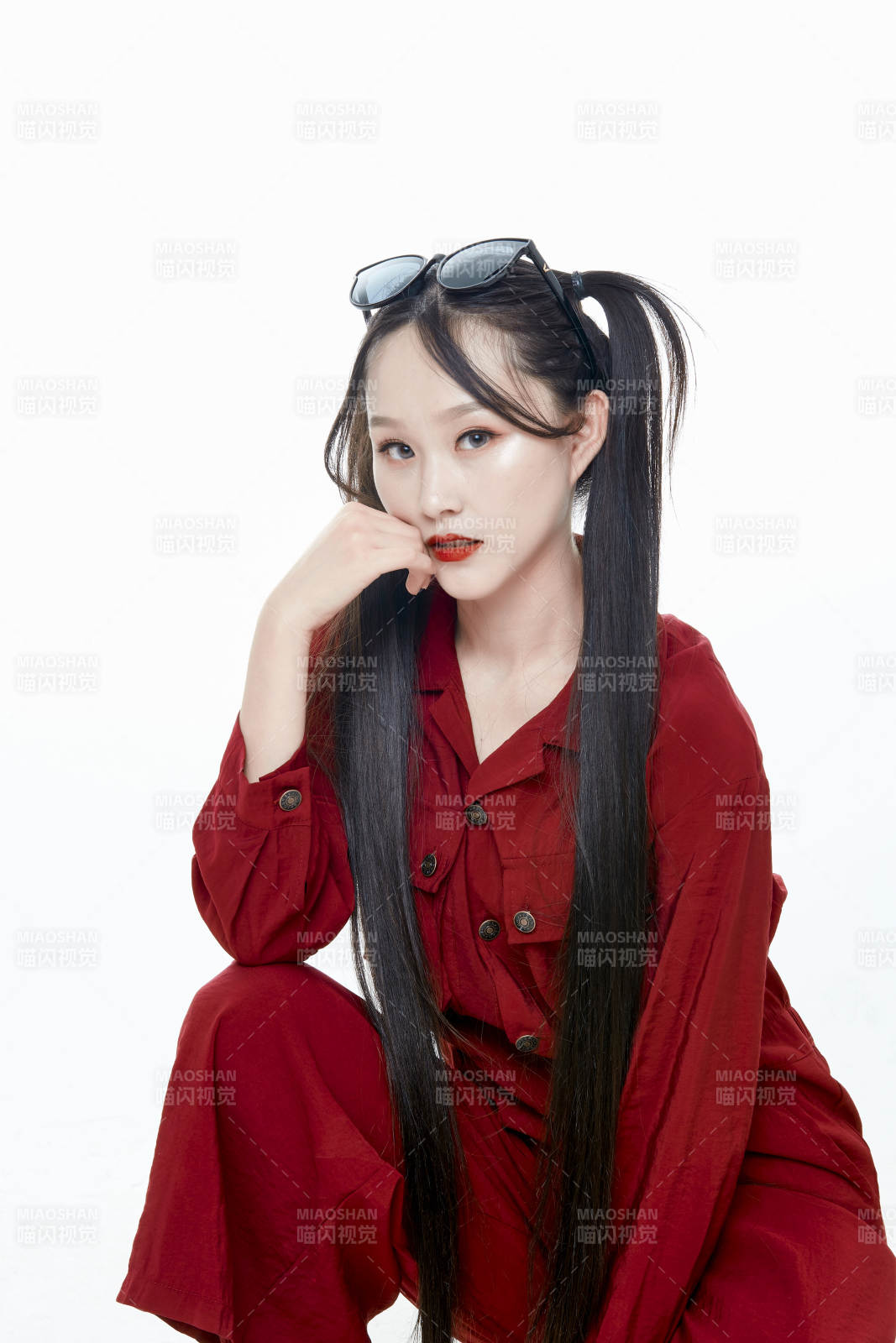 白色背景的亚洲戴墨镜年轻少女的肖像人像图片