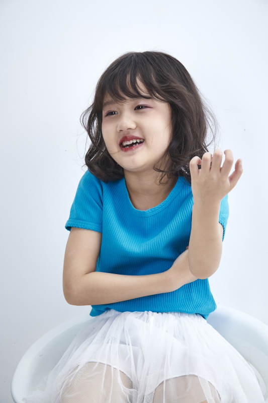 白色色背景的可爱的亚洲小女孩儿童图片