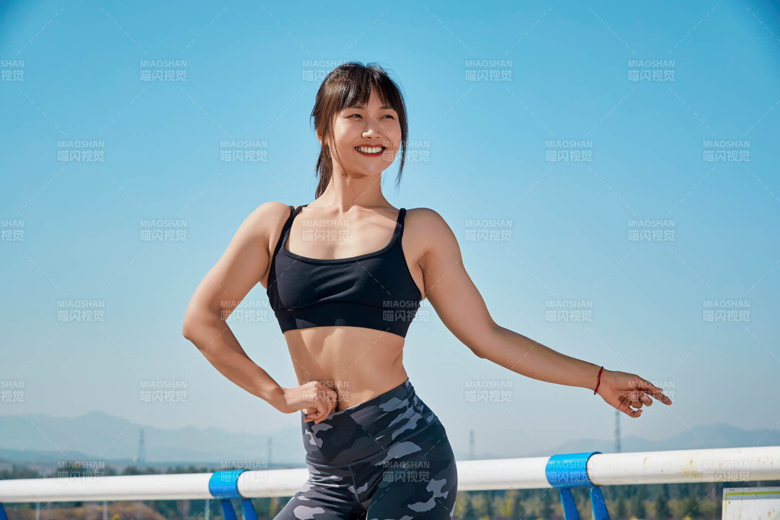 户外河畔公园做拉伸有氧运动的亚洲女性图片