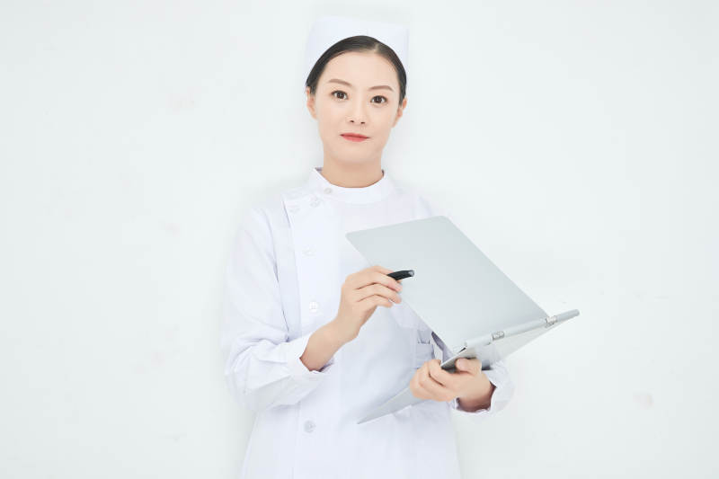 白背景里穿护士服手持病历夹的美女护士图片
