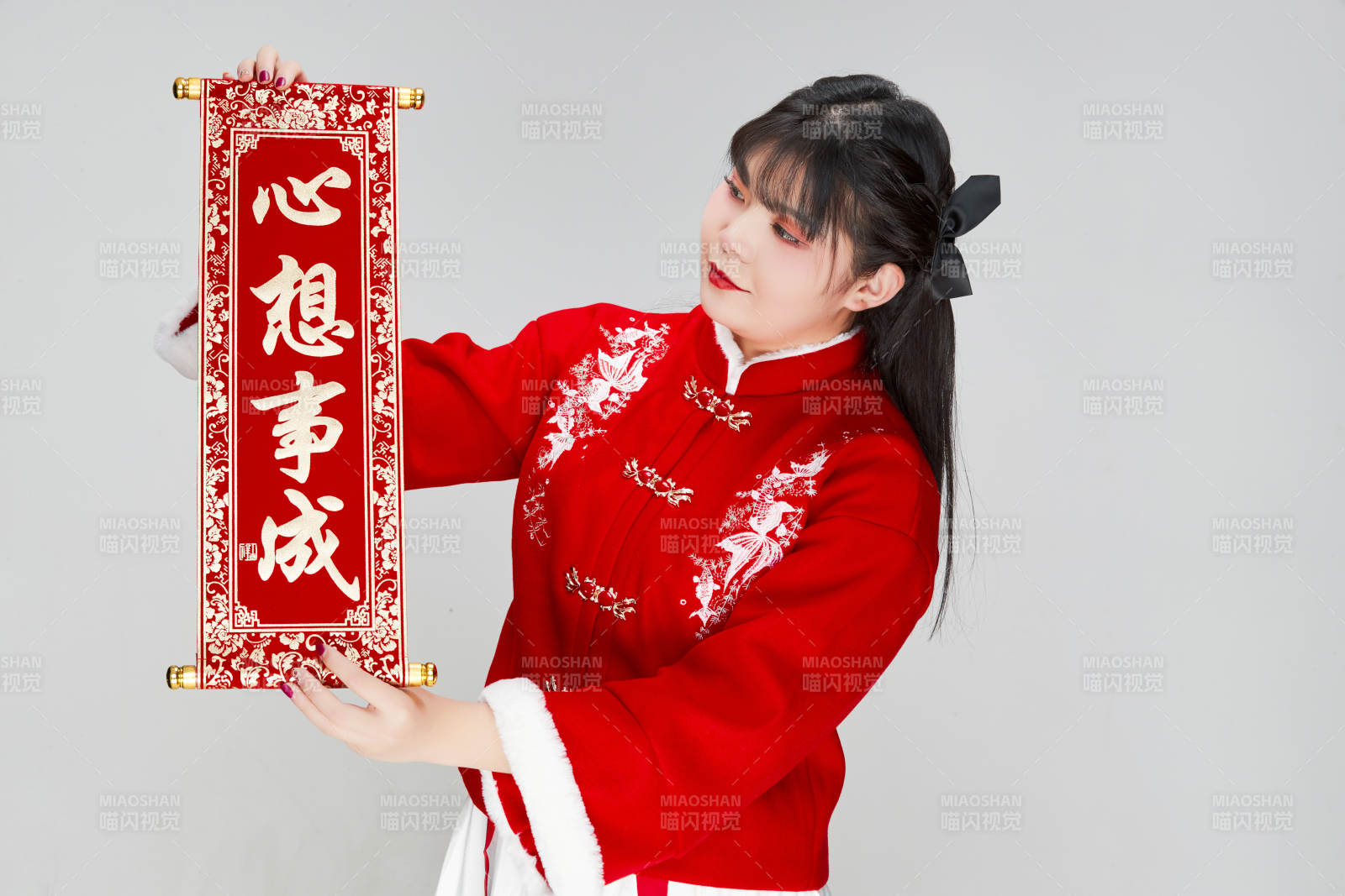 手持春联身穿喜庆汉服的可爱少女图片