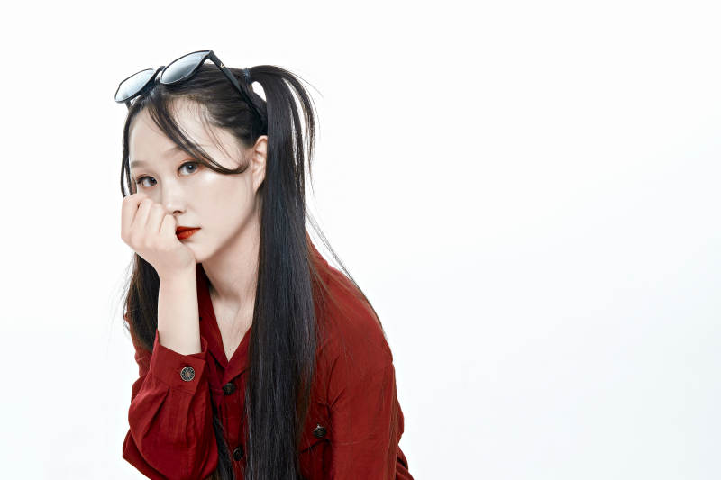 白色背景的亚洲戴墨镜年轻少女的肖像人像图片