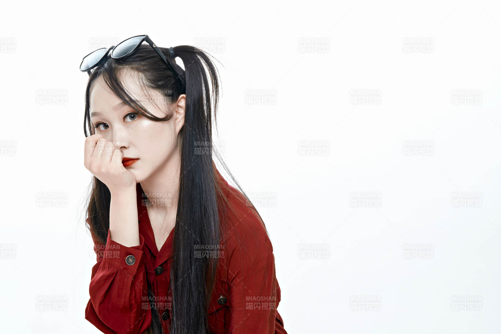 白色背景的亚洲戴墨镜年轻少女的肖像人像图片