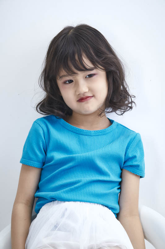 白色色背景的可爱的亚洲小女孩儿童图片