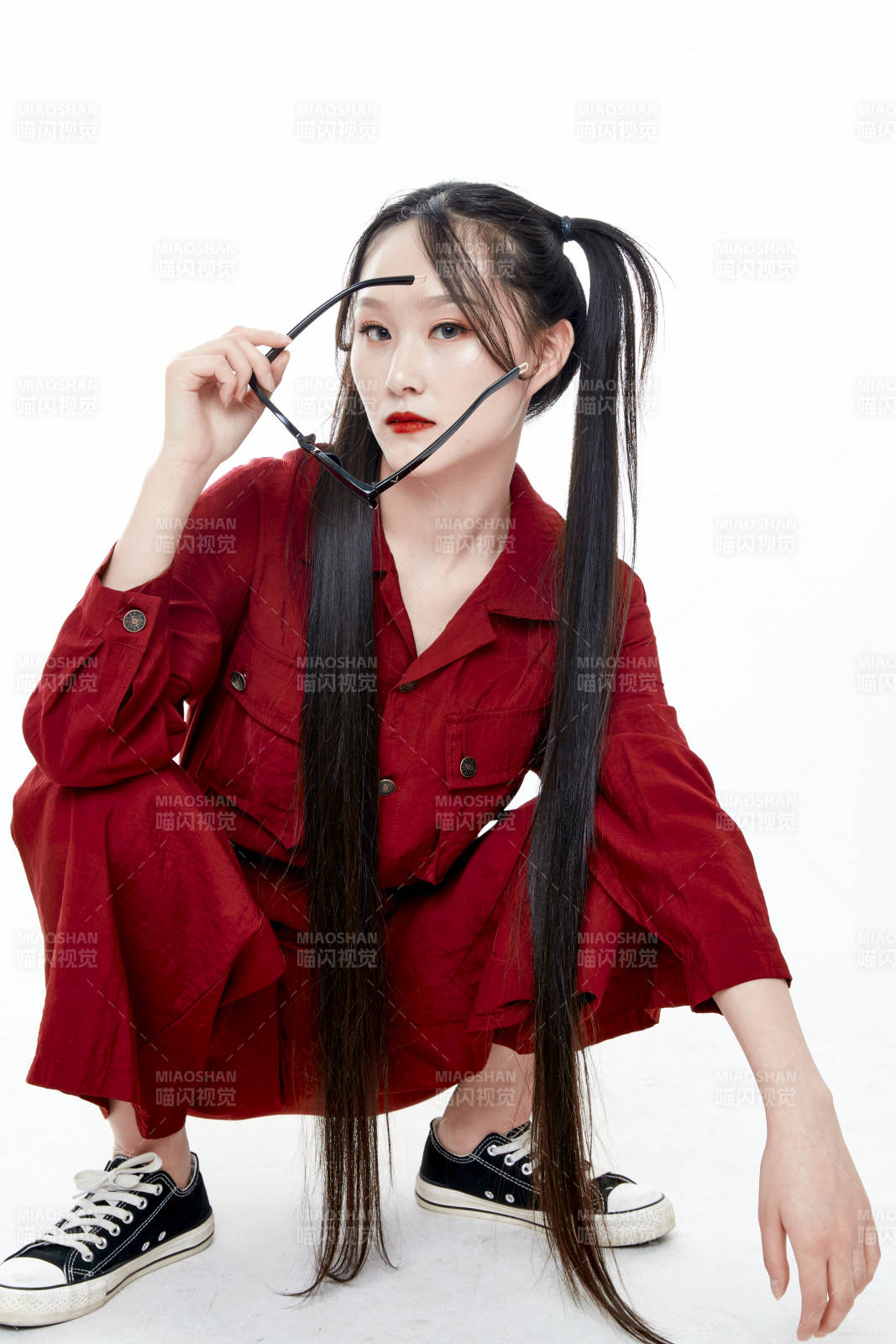 白色背景的亚洲戴墨镜年轻少女的肖像人像图片