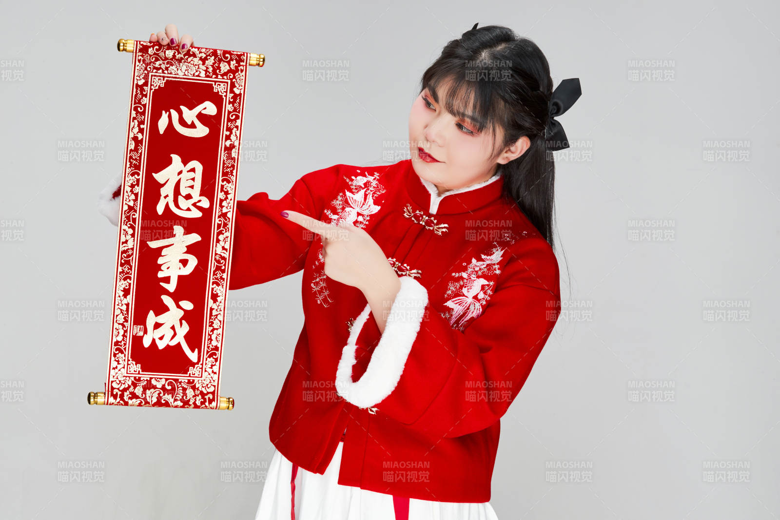 手持春联身穿喜庆汉服的可爱少女图片