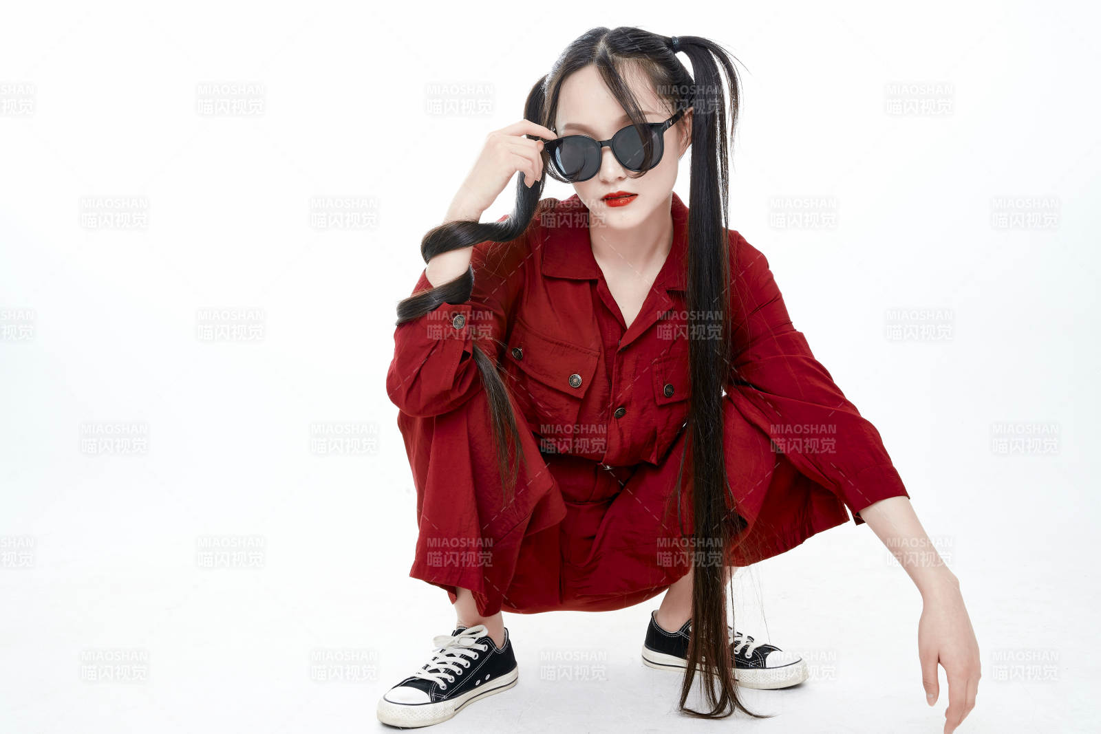 白色背景的亚洲戴墨镜年轻少女的肖像人像图片