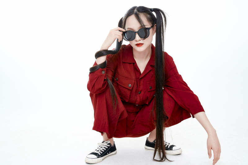 白色背景的亚洲戴墨镜年轻少女的肖像人像图片