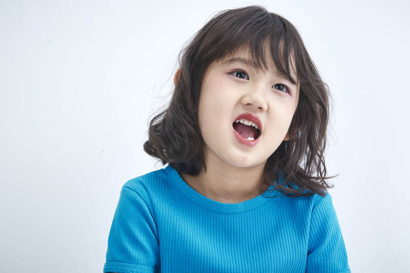 白色色背景的可爱的亚洲小女孩儿童图片