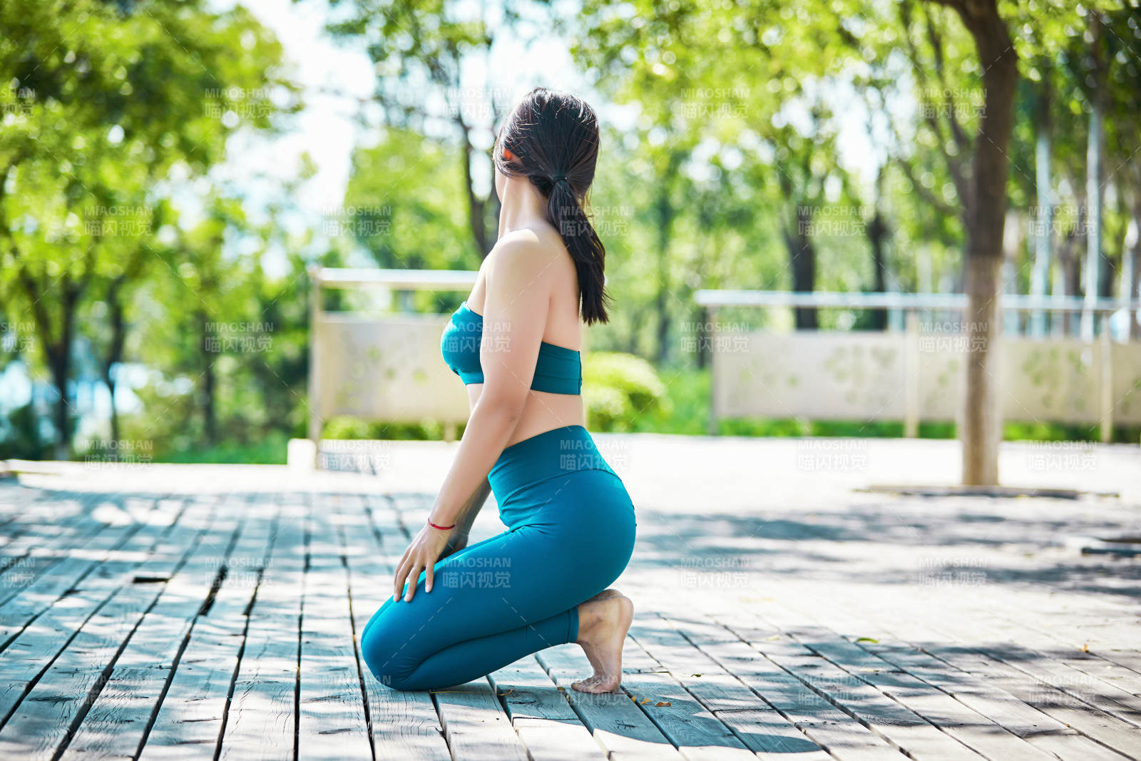 湖畔公园做瑜伽动作的亚洲年轻女性图片