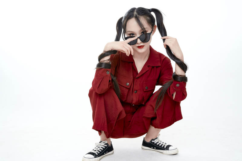 白色背景的亚洲戴墨镜年轻少女的肖像人像图片