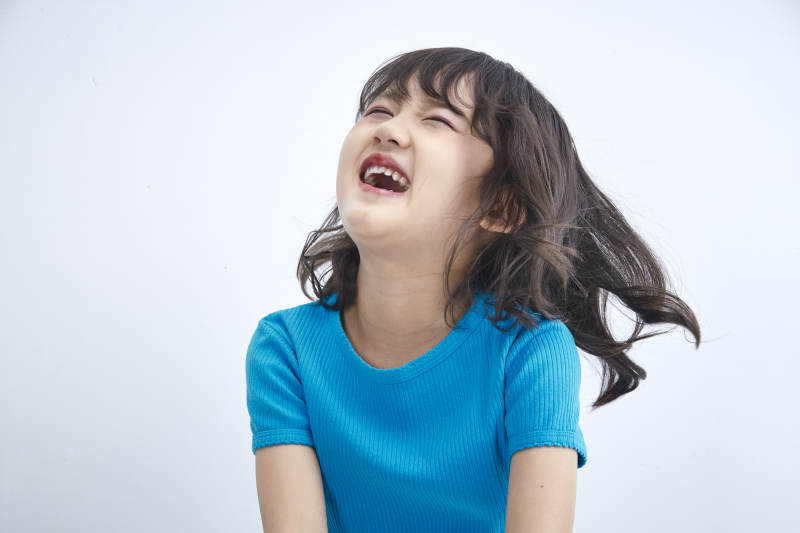 白色色背景的可爱的亚洲小女孩儿童图片