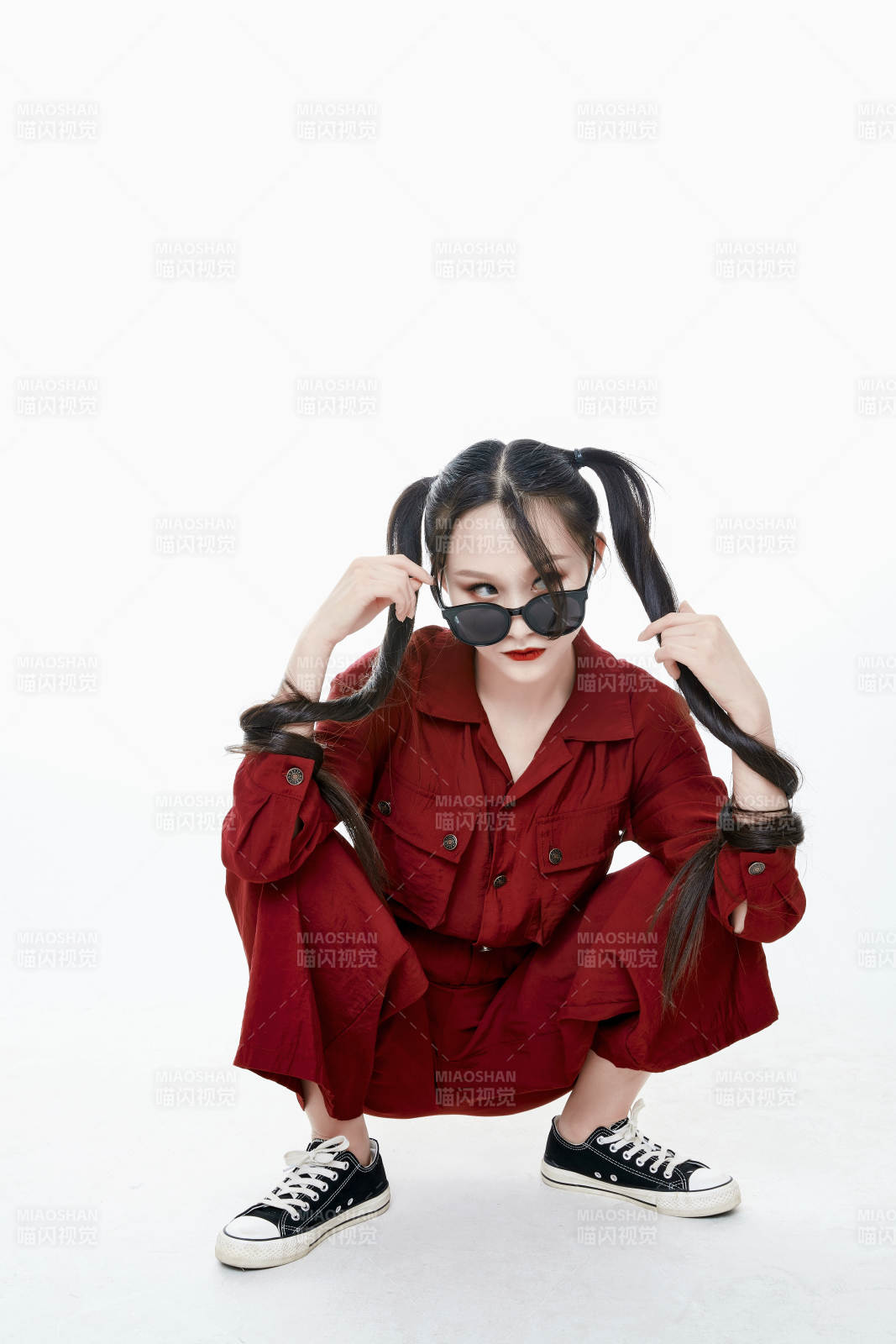 白色背景的亚洲戴墨镜年轻少女的肖像人像图片