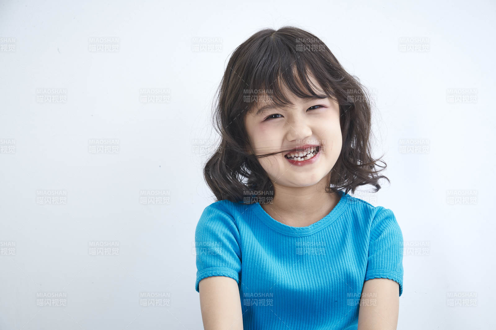 白色色背景的可爱的亚洲小女孩儿童图片