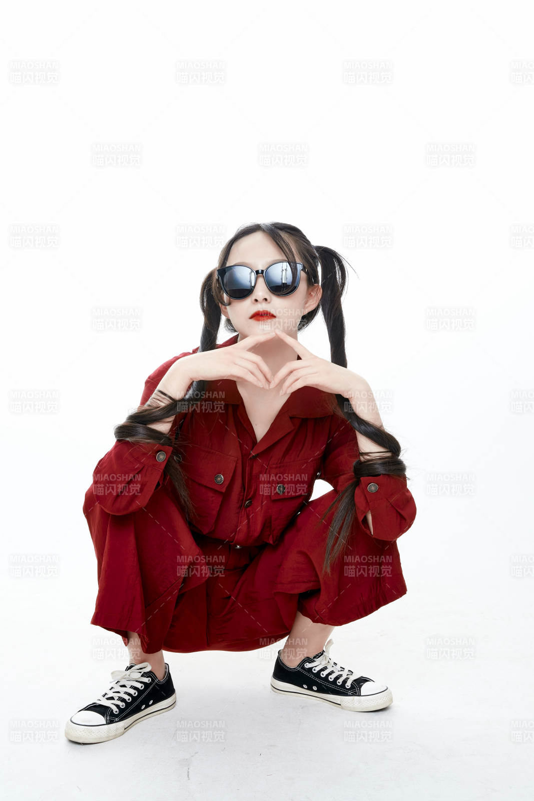 白色背景的亚洲戴墨镜年轻少女的肖像人像图片