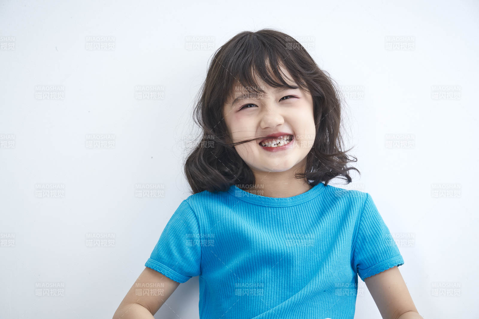 白色色背景的可爱的亚洲小女孩儿童图片