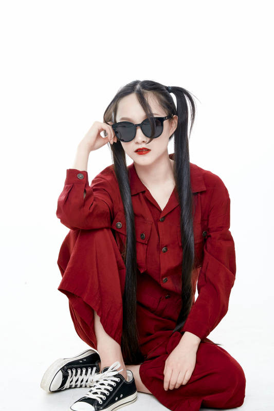 白色背景的亚洲戴墨镜年轻少女的肖像人像图片
