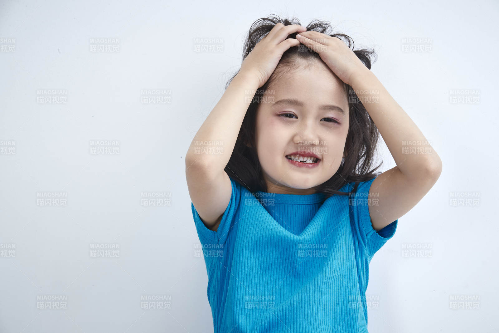 白色色背景的可爱的亚洲小女孩儿童图片