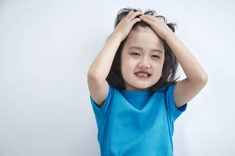 白色色背景的可爱的亚洲小女孩儿童图片