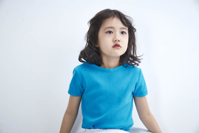 白色色背景的可爱的亚洲小女孩儿童图片