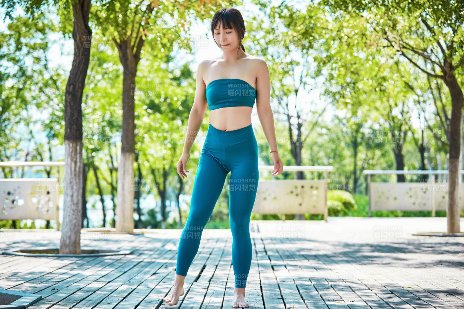 湖畔公园做瑜伽动作的亚洲年轻女性图片