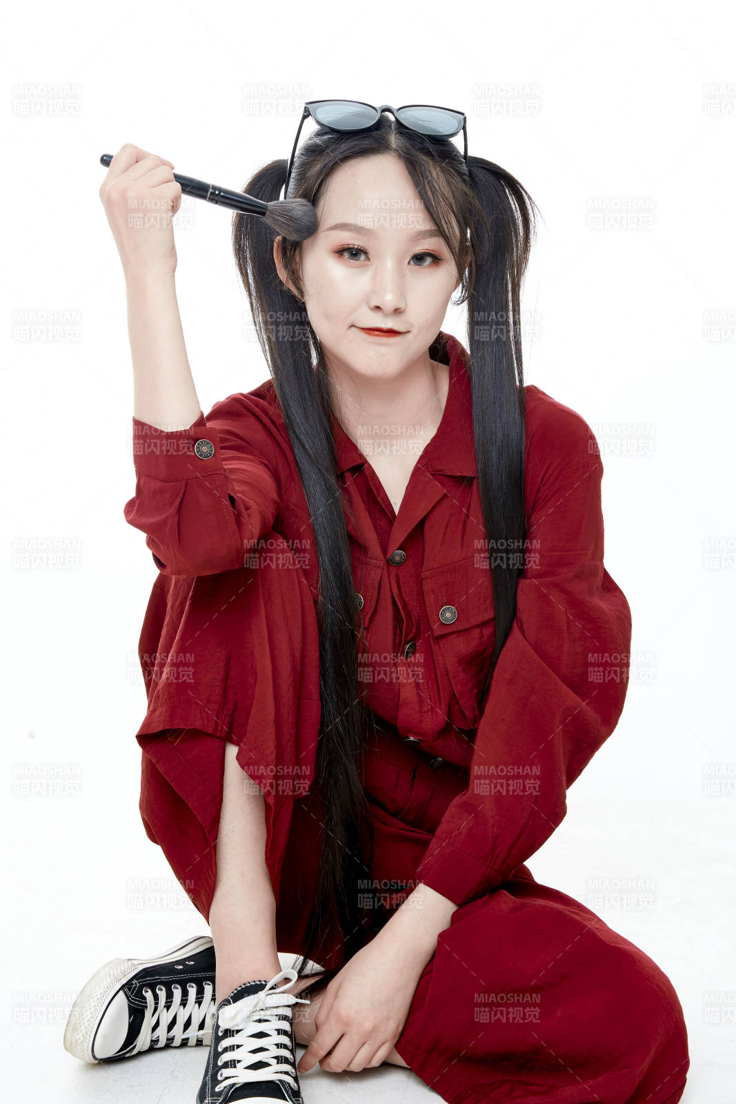 白色背景的亚洲戴墨镜年轻少女的肖像人像图片