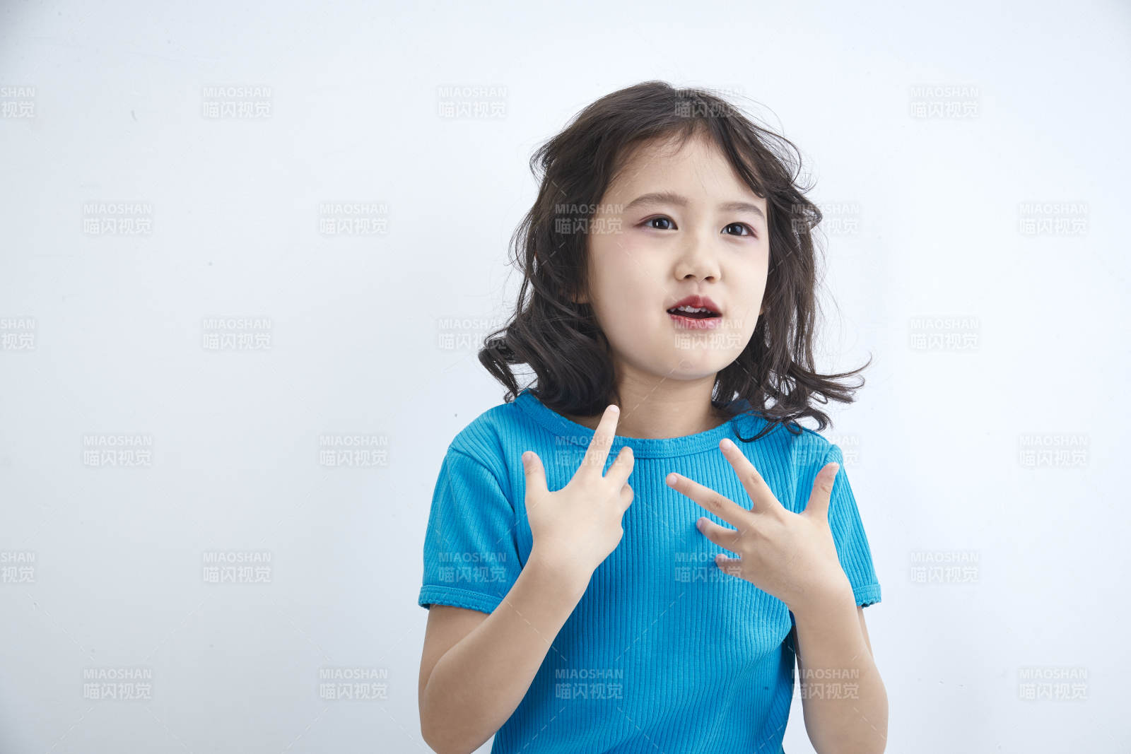 白色色背景的可爱的亚洲小女孩儿童图片