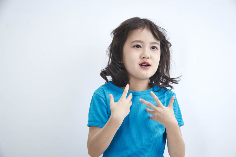 白色色背景的可爱的亚洲小女孩儿童图片