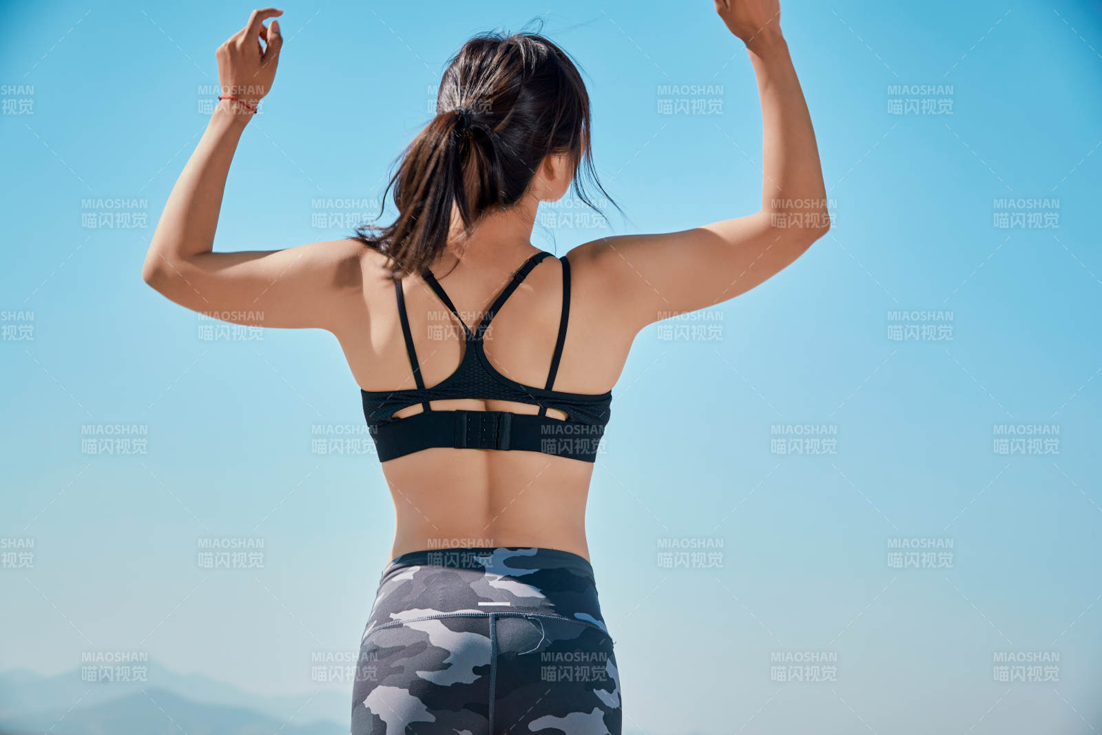 户外河畔公园做拉伸有氧运动的亚洲女性图片