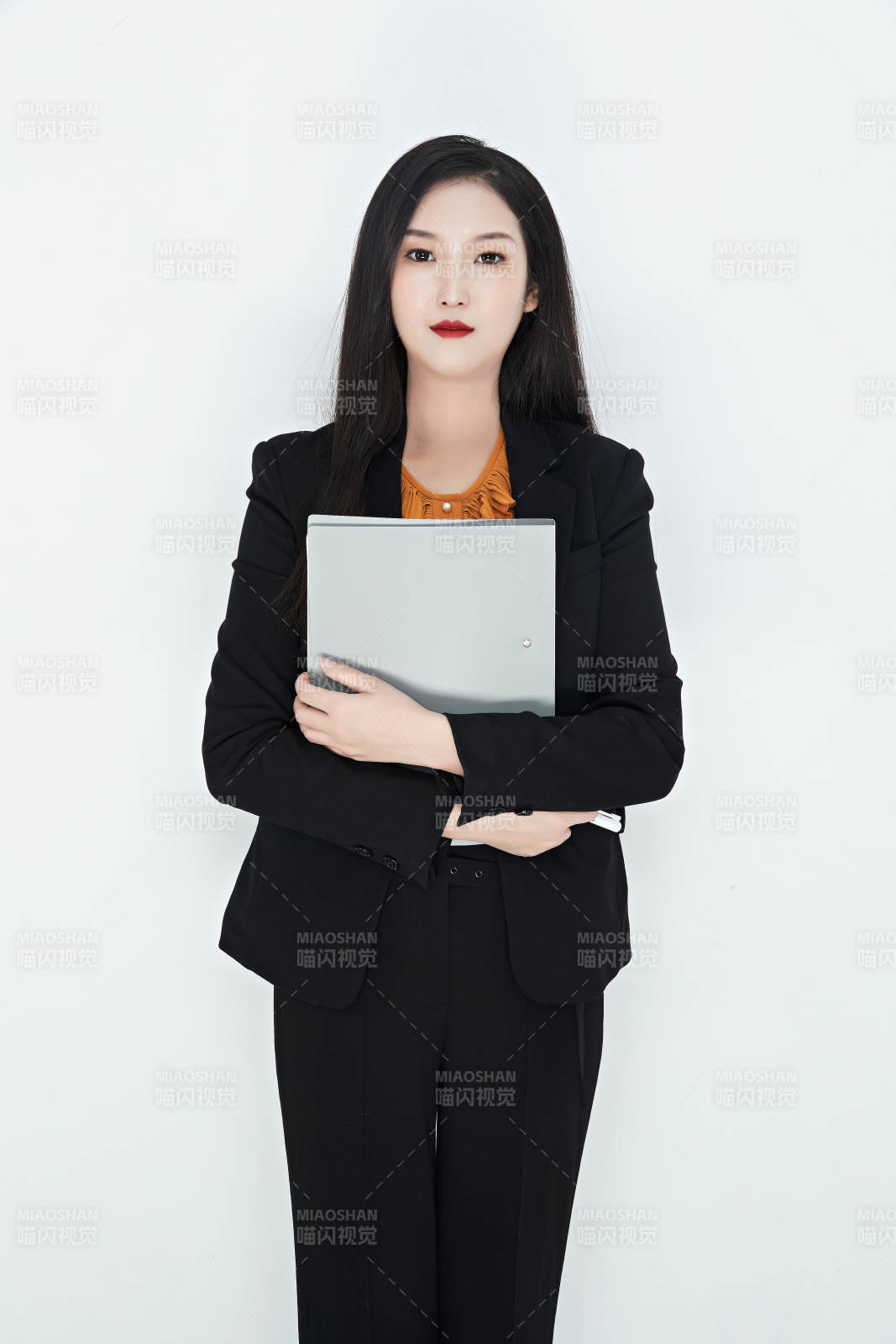 白色背景下的美丽商务女性肖像图片