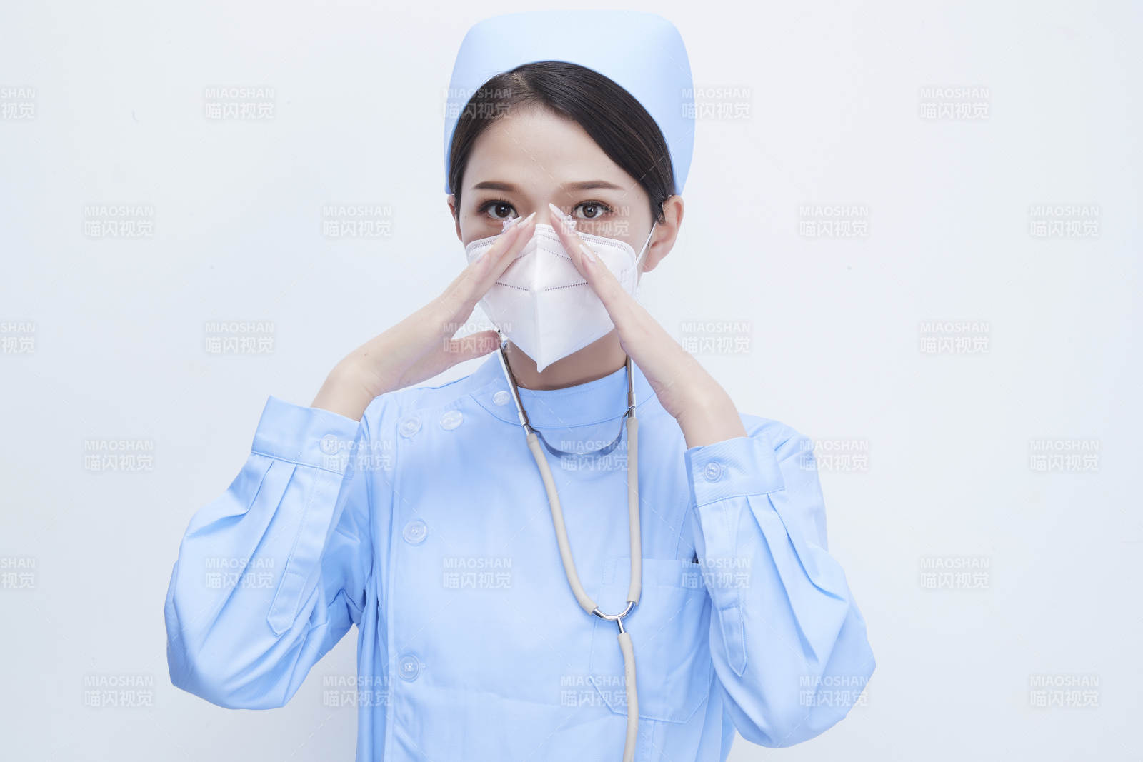 女性医护人员展示规范的口罩正确佩戴方式图片