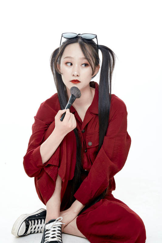 白色背景的亚洲戴墨镜年轻少女的肖像人像图片