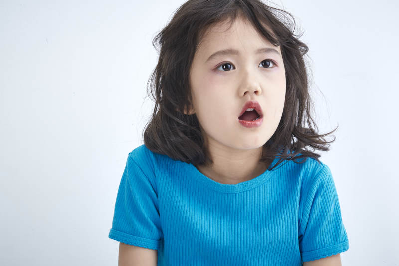 白色色背景的可爱的亚洲小女孩儿童图片