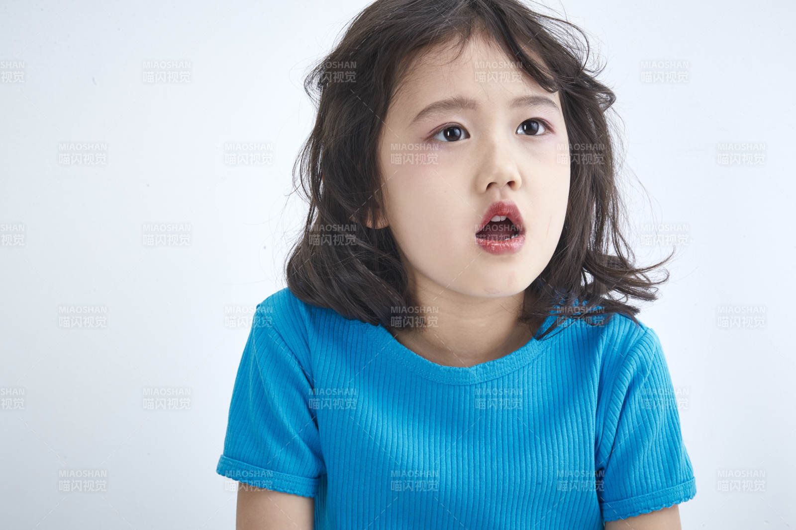 白色色背景的可爱的亚洲小女孩儿童图片