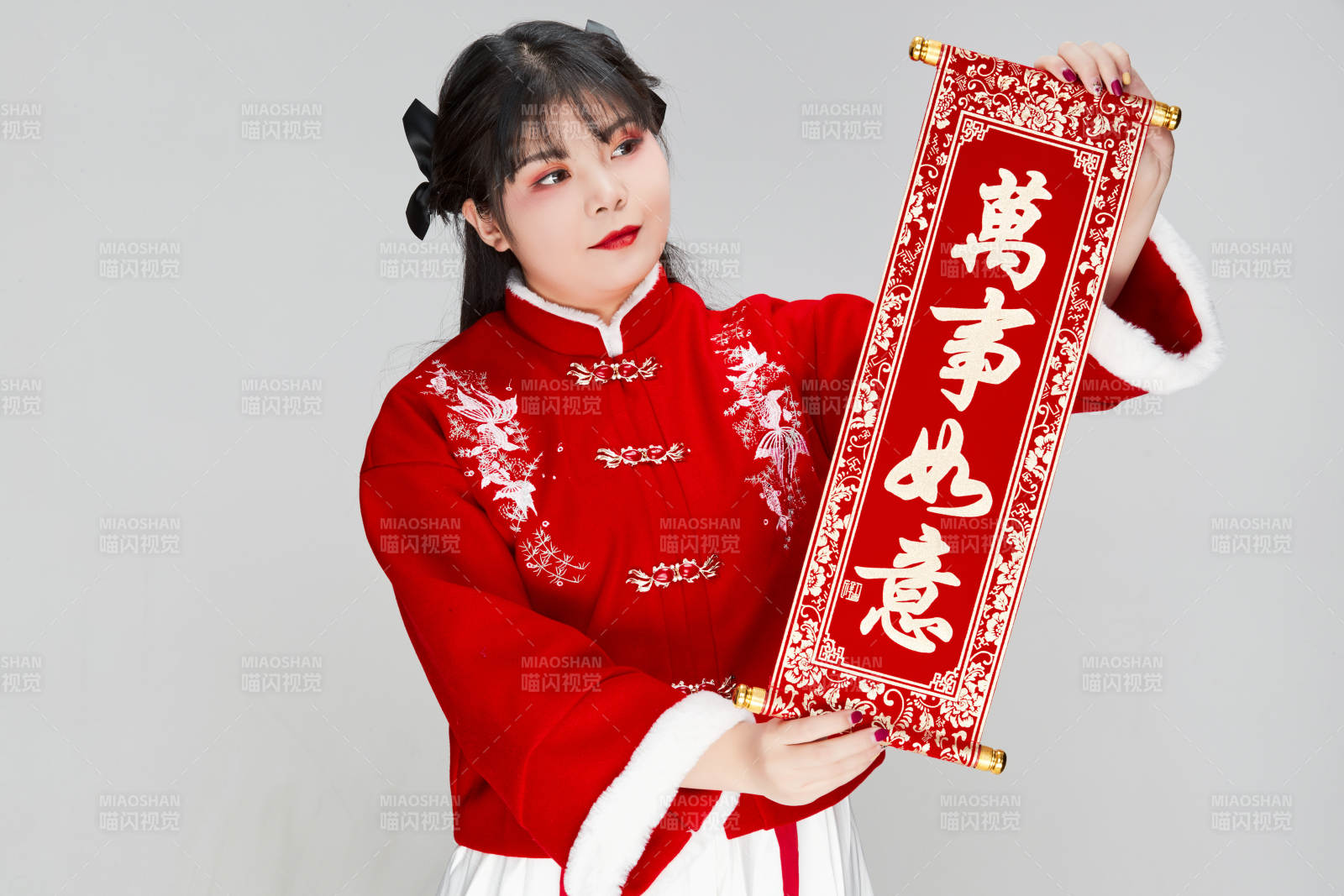 手持春联身穿喜庆汉服的可爱少女图片