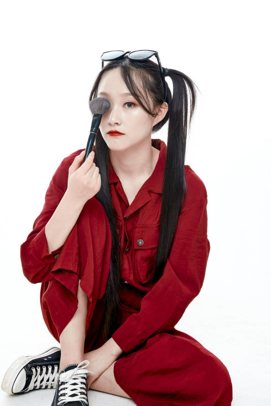 白色背景的亚洲戴墨镜年轻少女的肖像人像图片