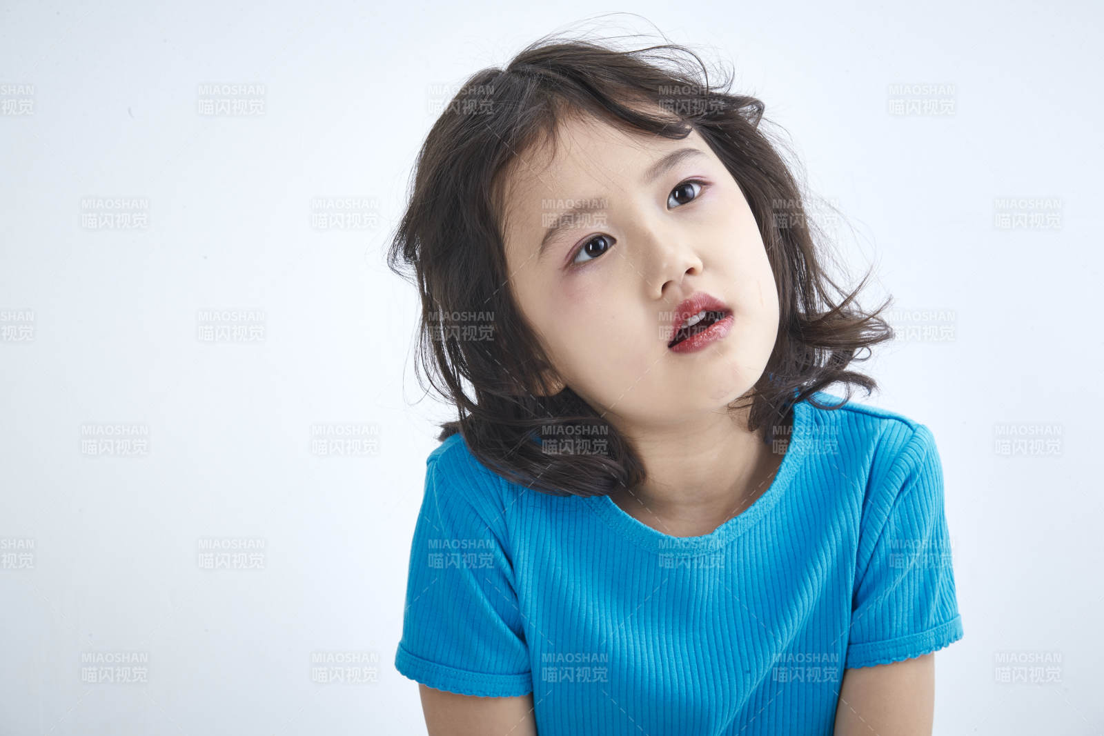 白色色背景的可爱的亚洲小女孩儿童图片