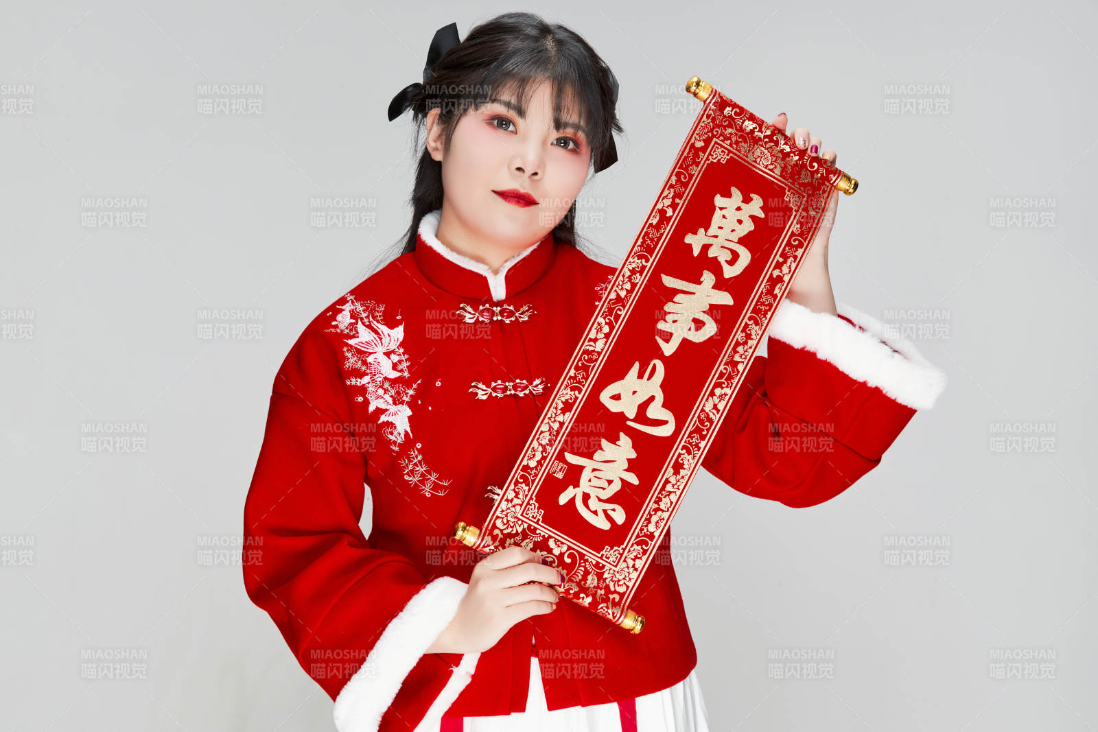 手持春联身穿喜庆汉服的可爱少女图片