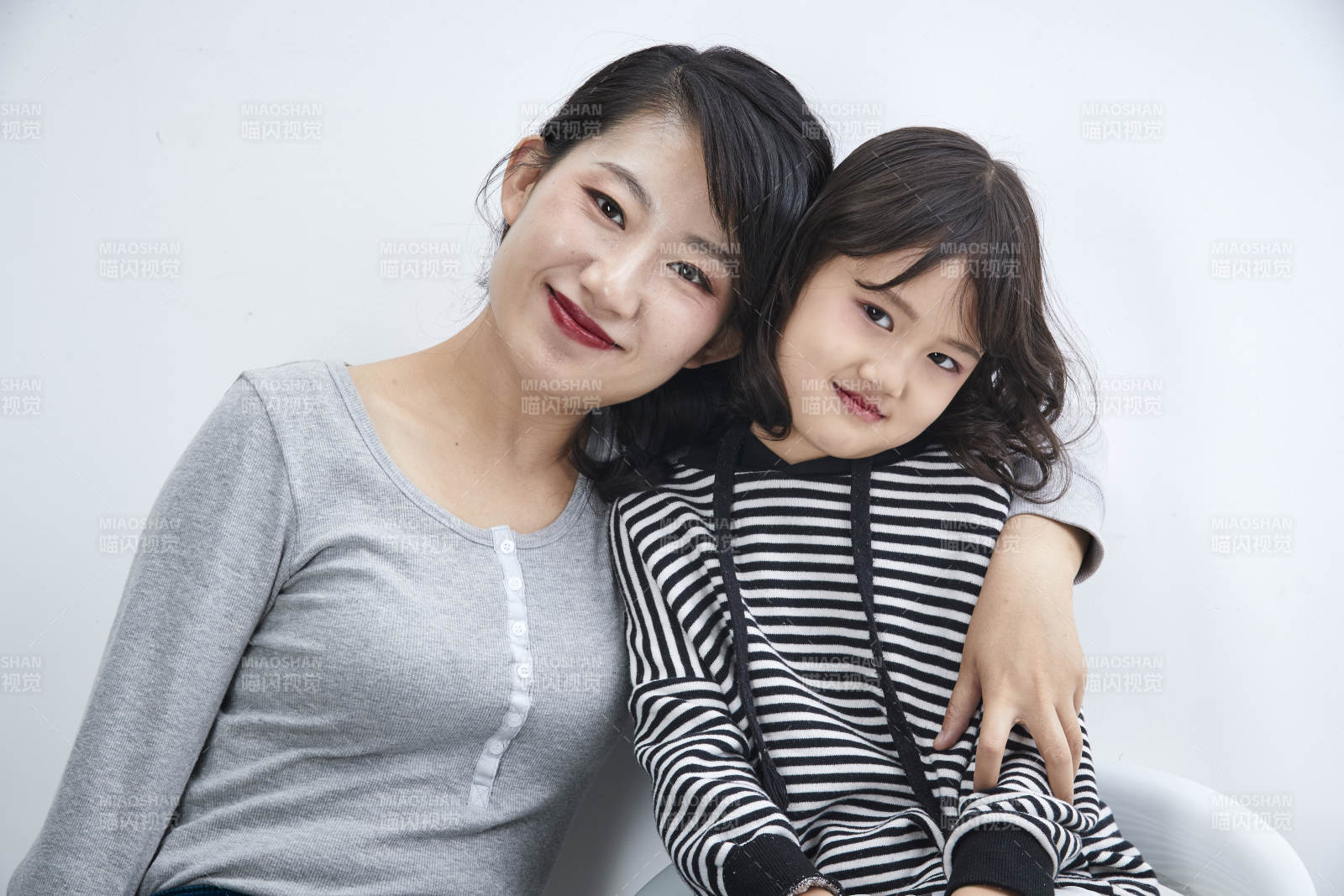白色背景的美丽妈妈与可爱女儿亲子人像图片