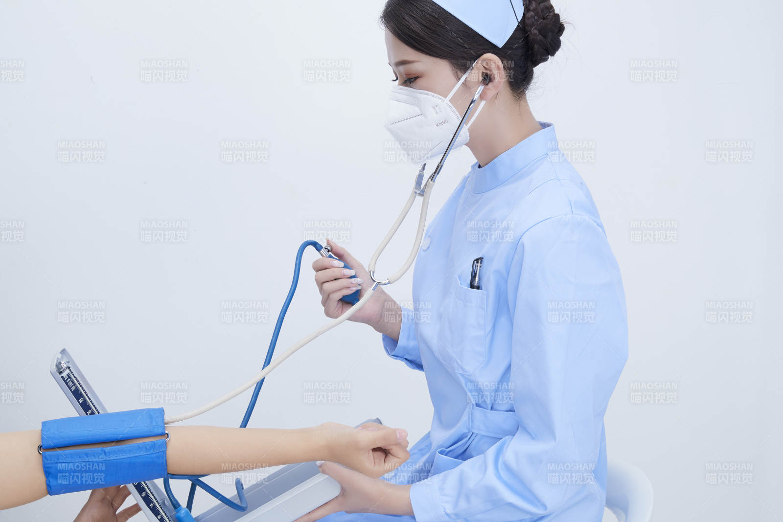 佩戴听诊器的女性医护人员为患者听诊检查图片