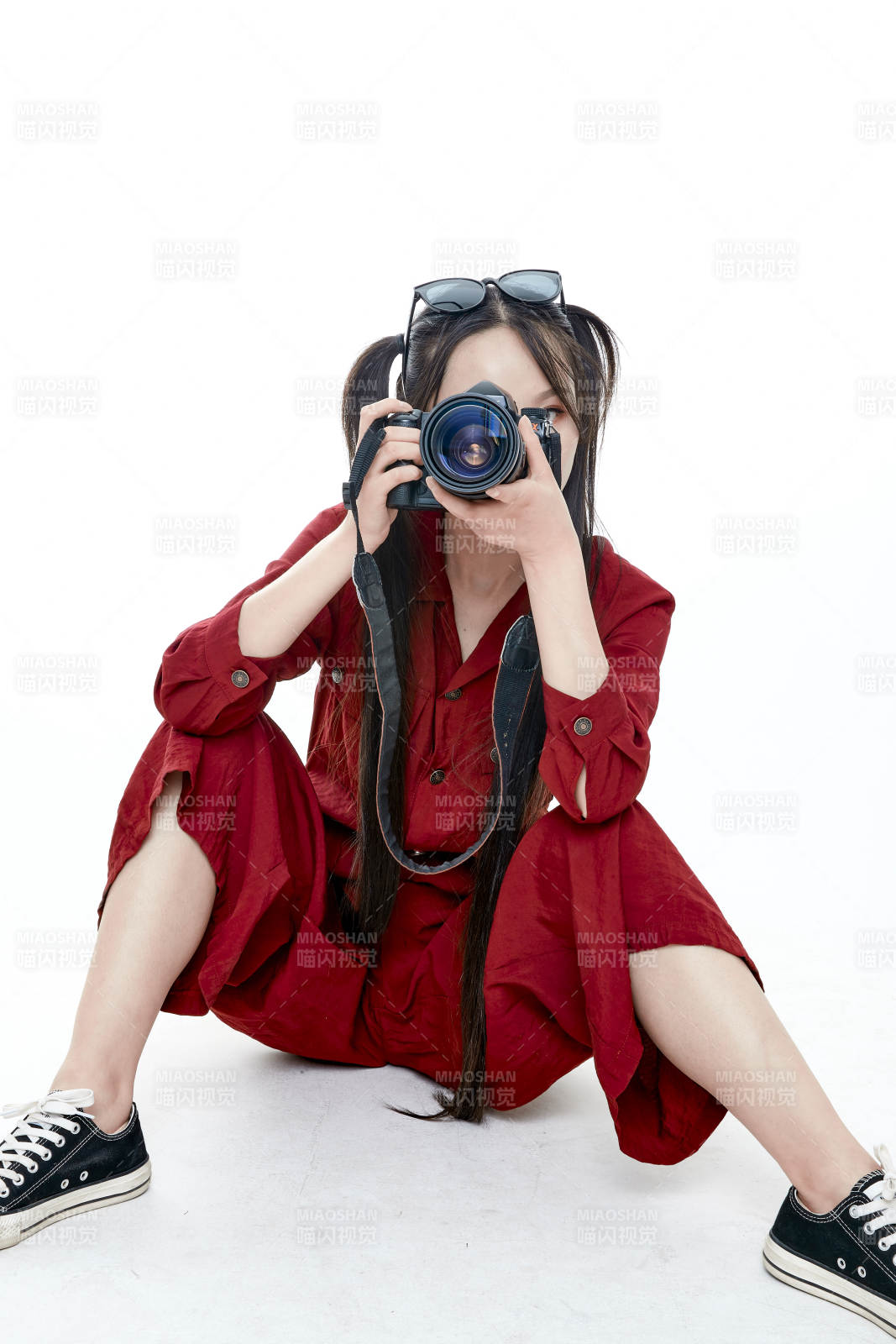 手持相机的亚洲戴墨镜年轻少女的肖像人像图片