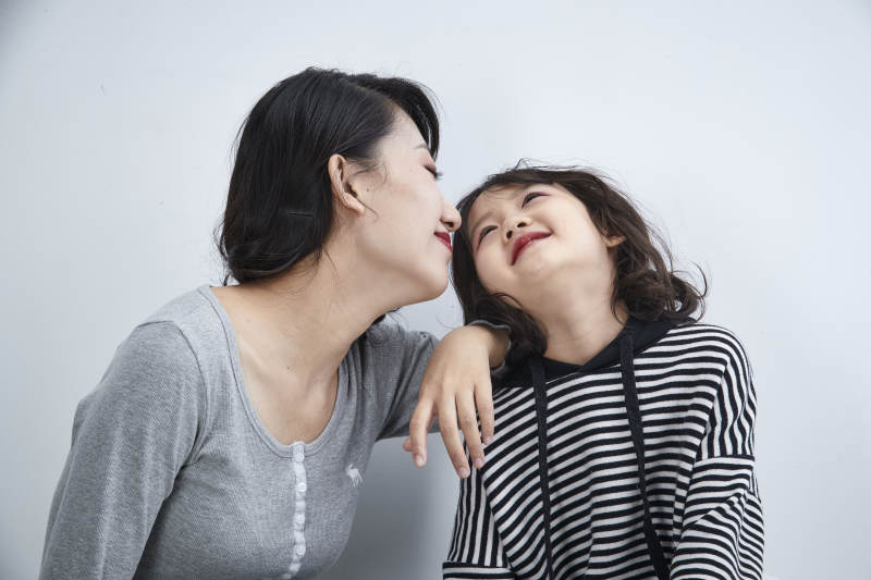 白色背景的美丽妈妈与可爱女儿亲子人像图片