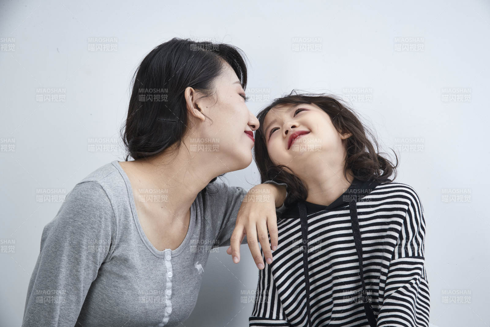 白色背景的美丽妈妈与可爱女儿亲子人像图片