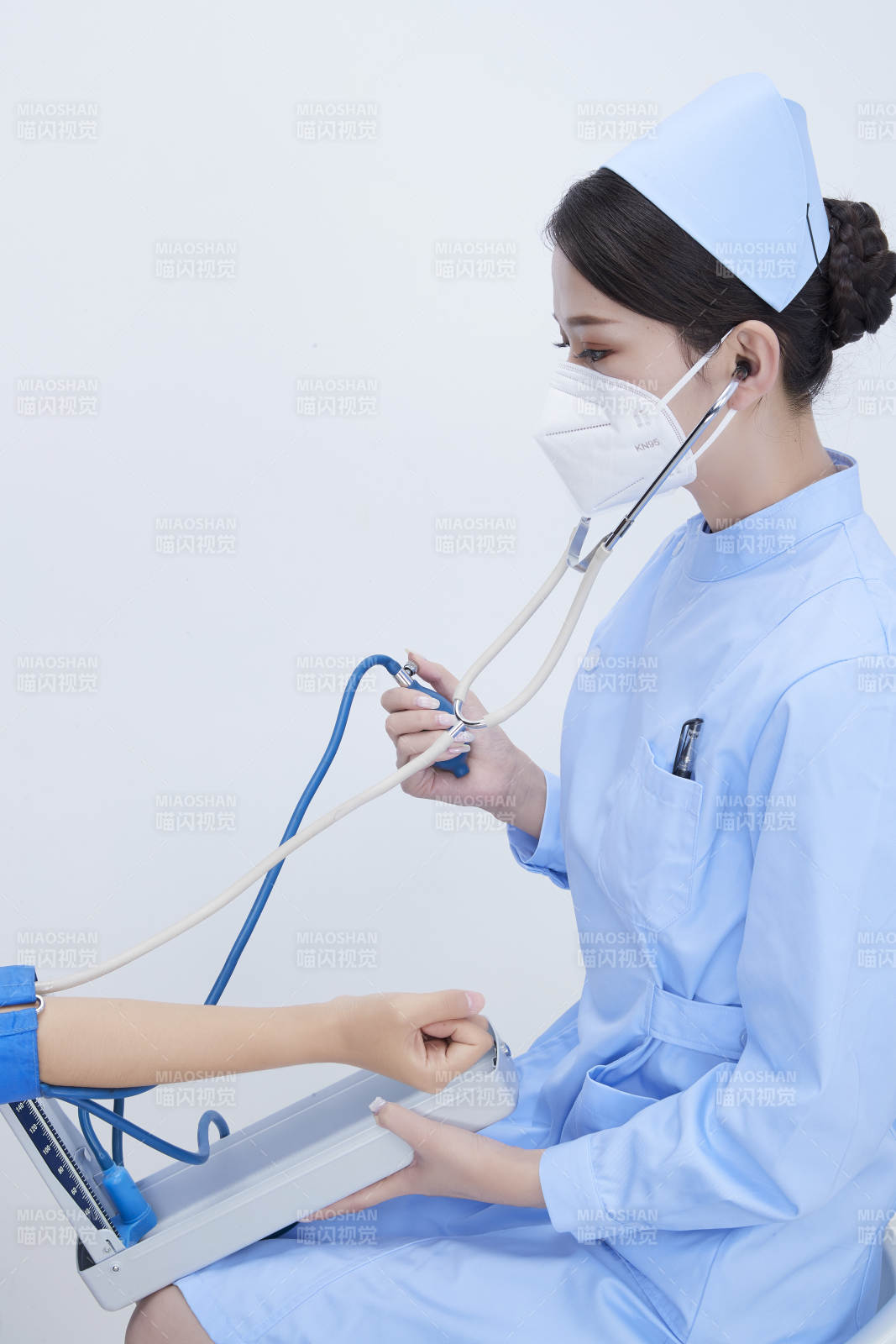 佩戴听诊器的女性医护人员为患者听诊检查图片