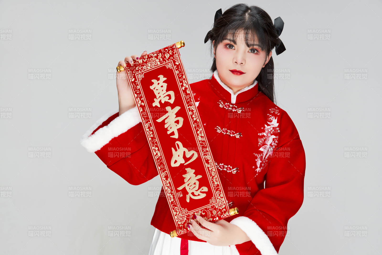 手持春联身穿喜庆汉服的可爱少女图片