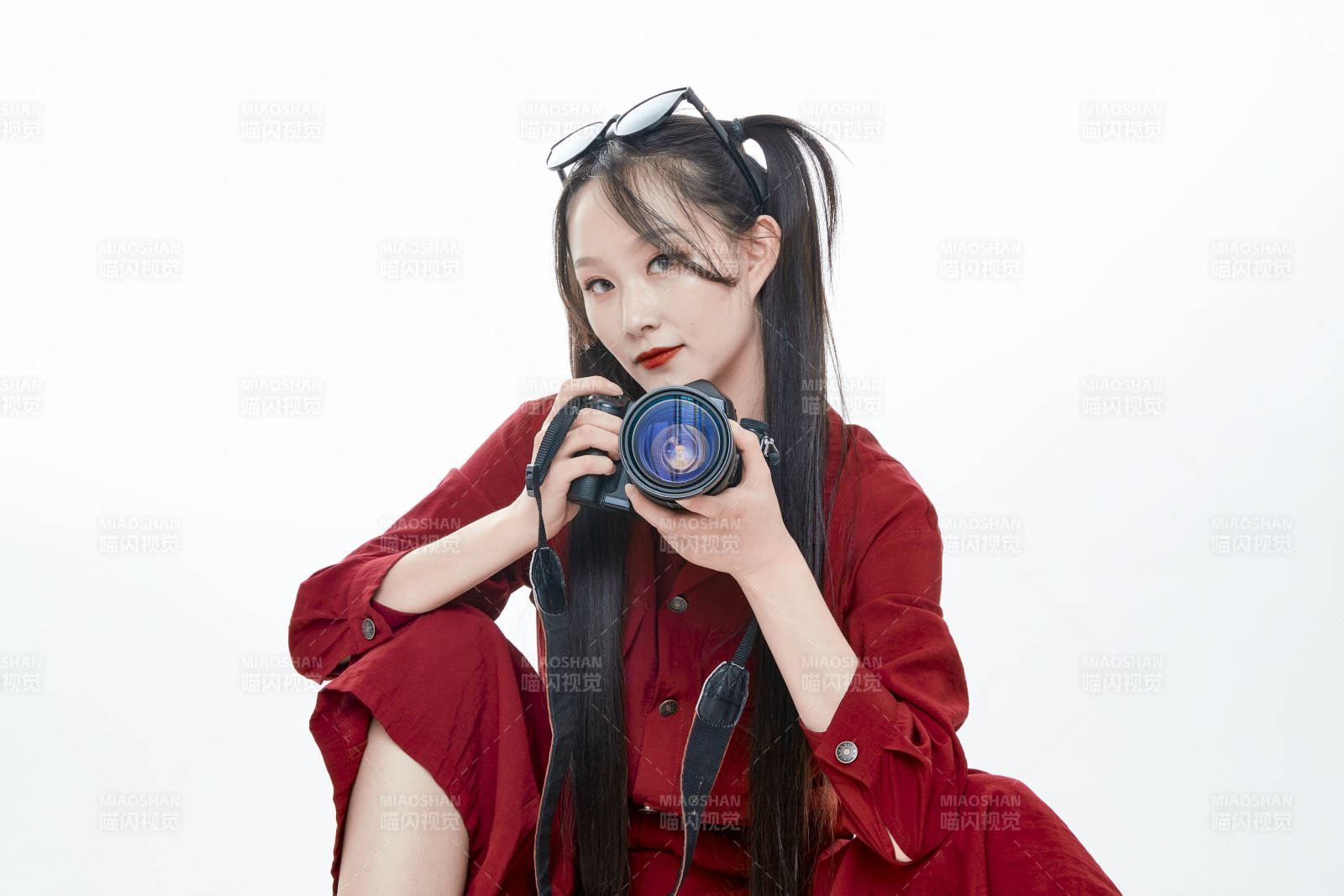 手持相机的亚洲戴墨镜年轻少女的肖像人像图片