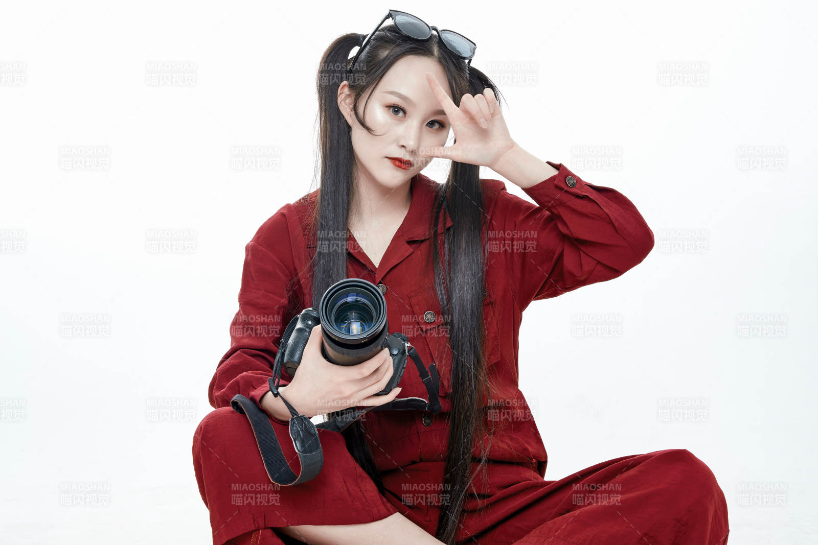 手持相机的亚洲戴墨镜年轻少女的肖像人像图片