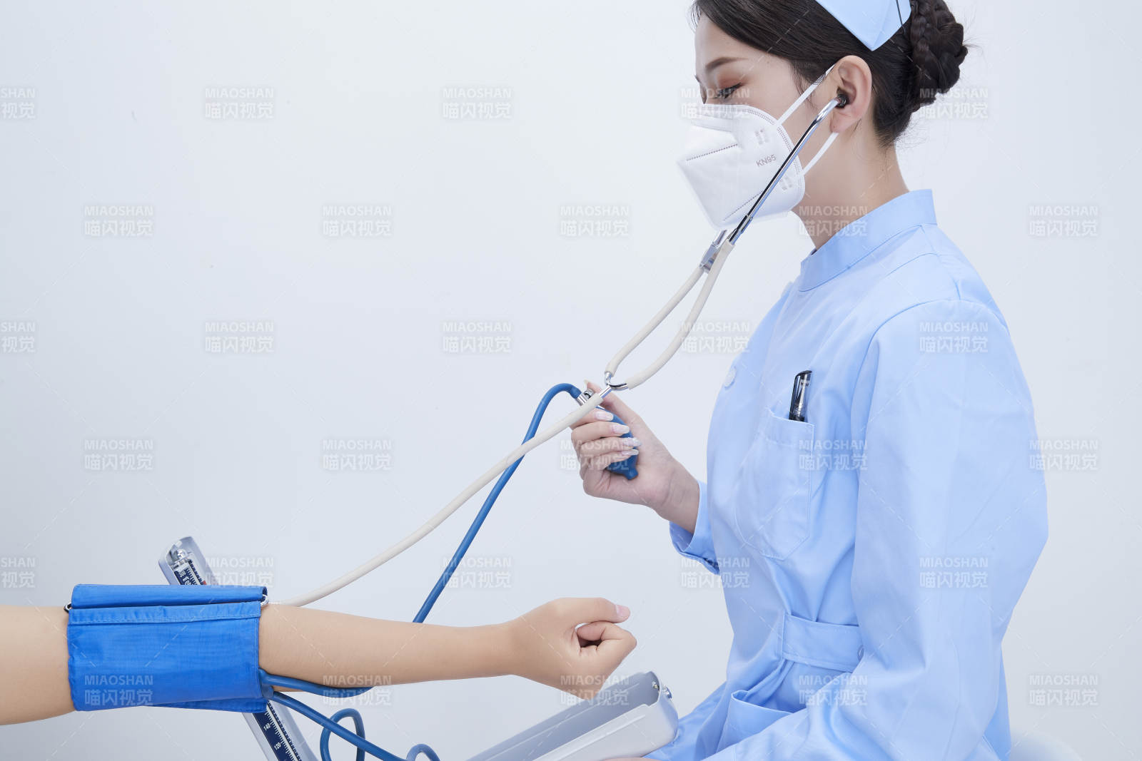 佩戴听诊器的女性医护人员为患者听诊检查图片