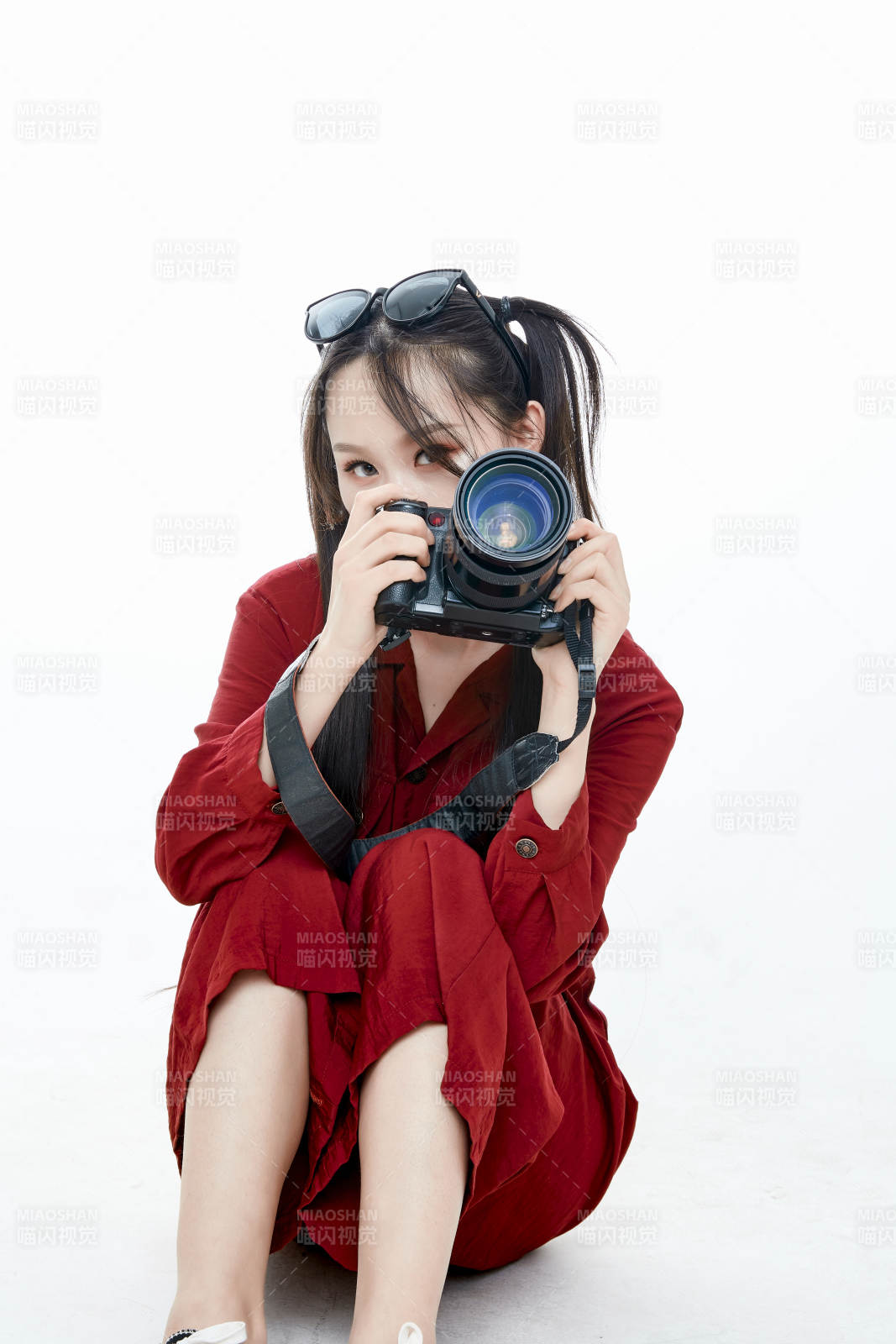 手持相机的亚洲戴墨镜年轻少女的肖像人像图片