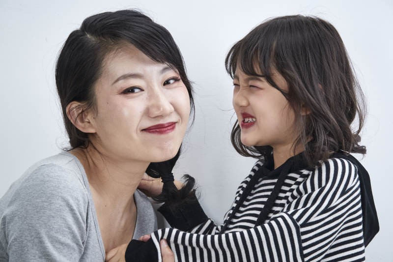 白色背景的美丽妈妈与可爱女儿亲子人像图片